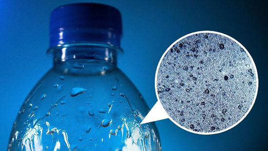 Des microplastiques dans l'eau en bouteille